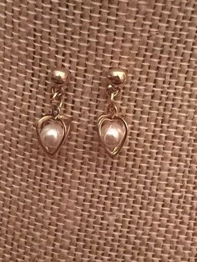Gold tone heart shaped caged pearl post dangle earrings